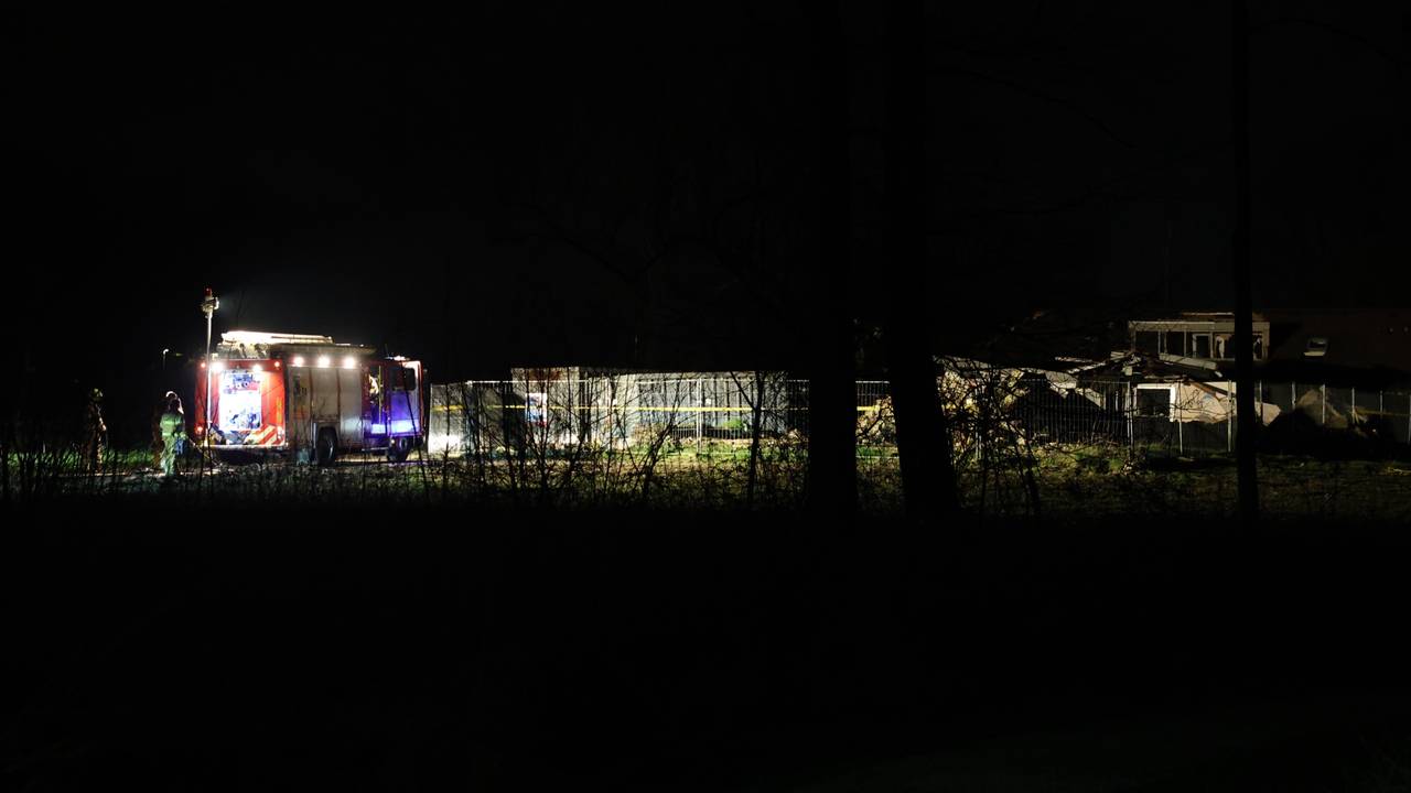 Het brandende bed stond bij een huis dat begin oktober 2013 afbrandde aan de Nijnselseweg in Sint-Oedenrode (foto: Sander van Gils/SQ Vision).