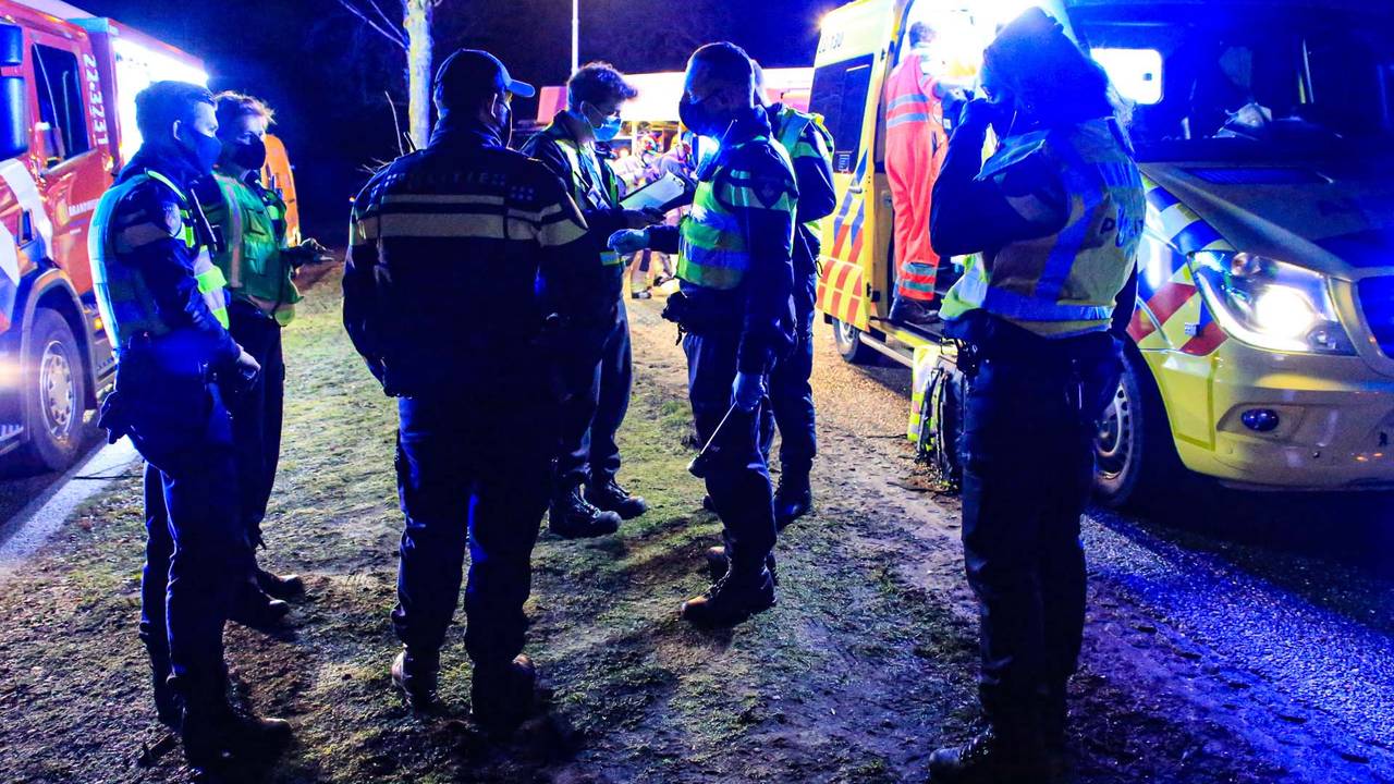 Meerdere hulpverleners werden opgeroepen na de botsing in Helmond (foto: Harrie Grijseels/SQ Vision).