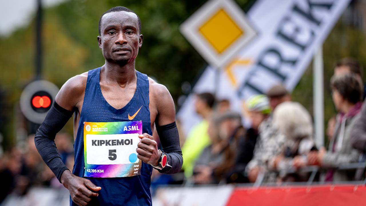 Kenneth Kipkemoi is op weg naar de winst van de marathon (foto: Marcel van Dorst, Eye4images).