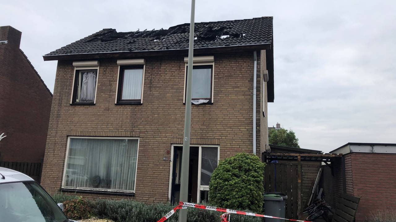 Het huis is onbewoonbaar na de brand.