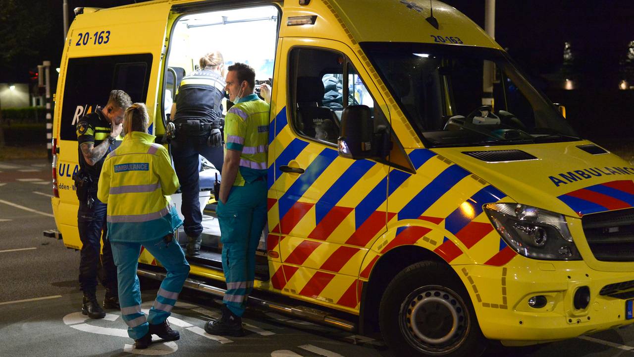 De scooterrijder is in een ambulance naar een ziekenhuis gebracht (foto: Perry Roovers/SQ Vision).