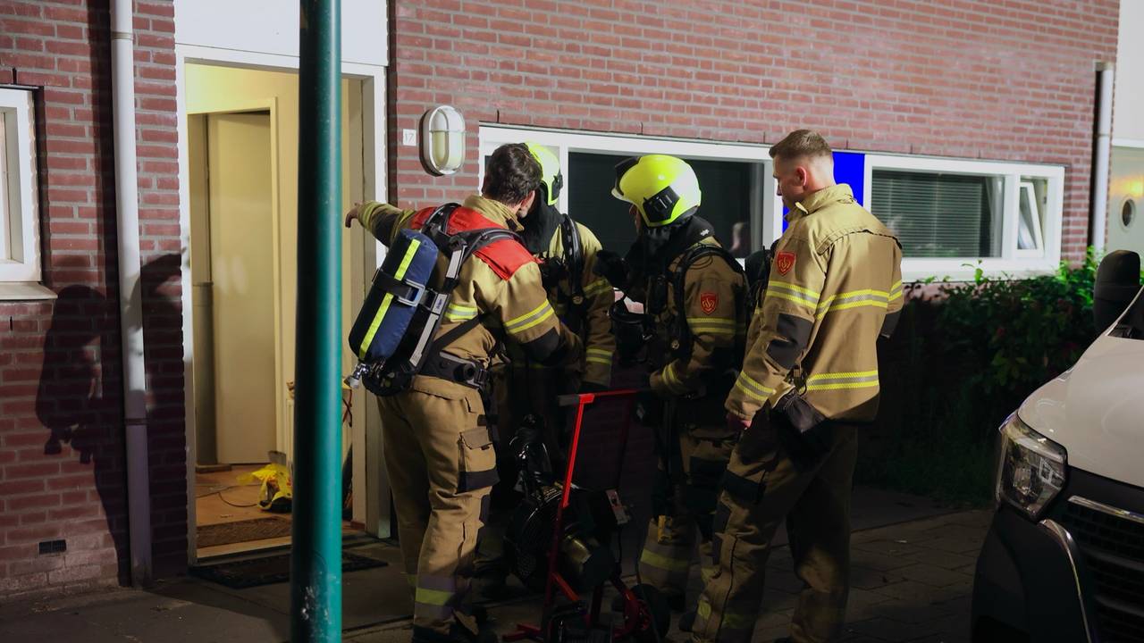 De brandweer bij het huis aan de Grote Doelenlaan in Sint-Oedenrode (foto: Sander van Gils/SQ Vision).