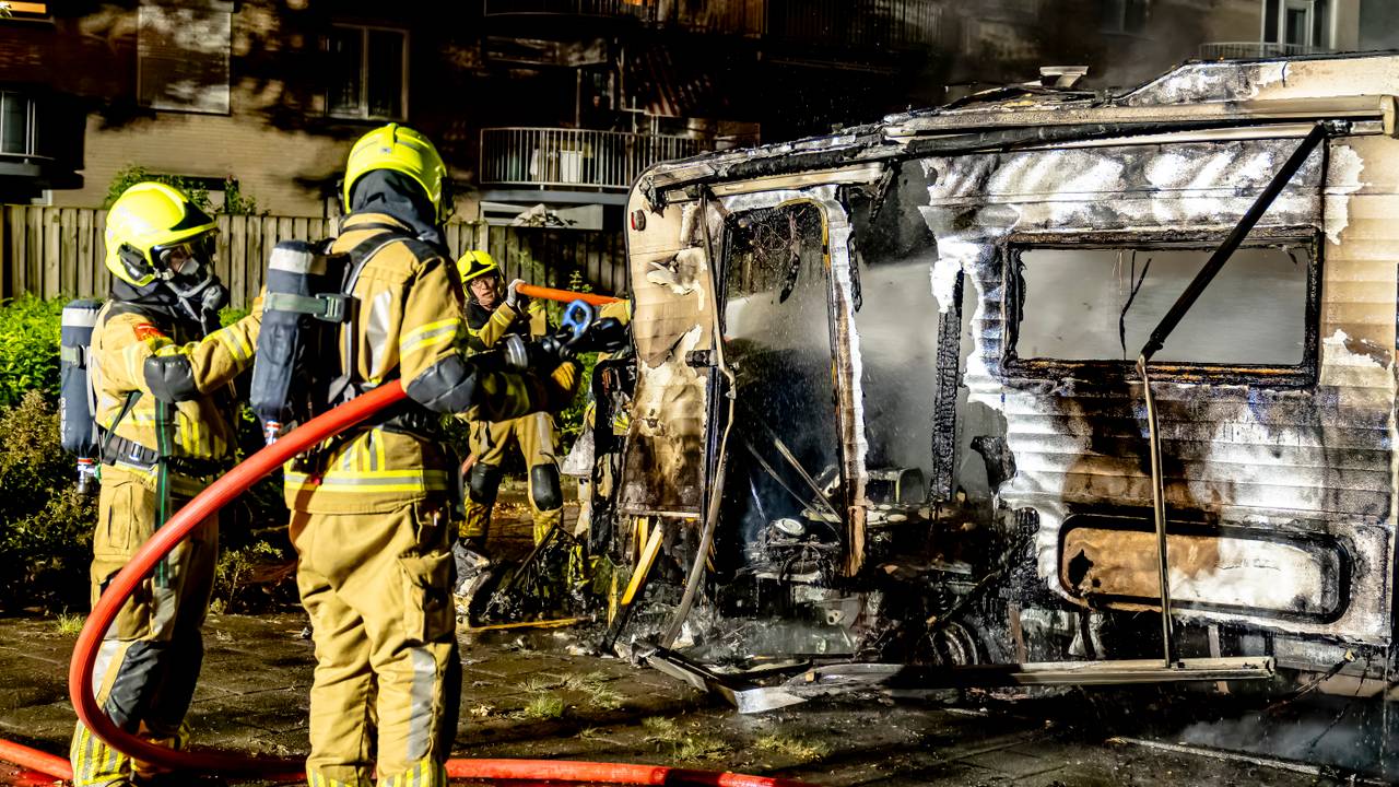 Van de camper in Oosterhout bleef weinig over (foto: Marcel van Dorst/Eye4Images).
