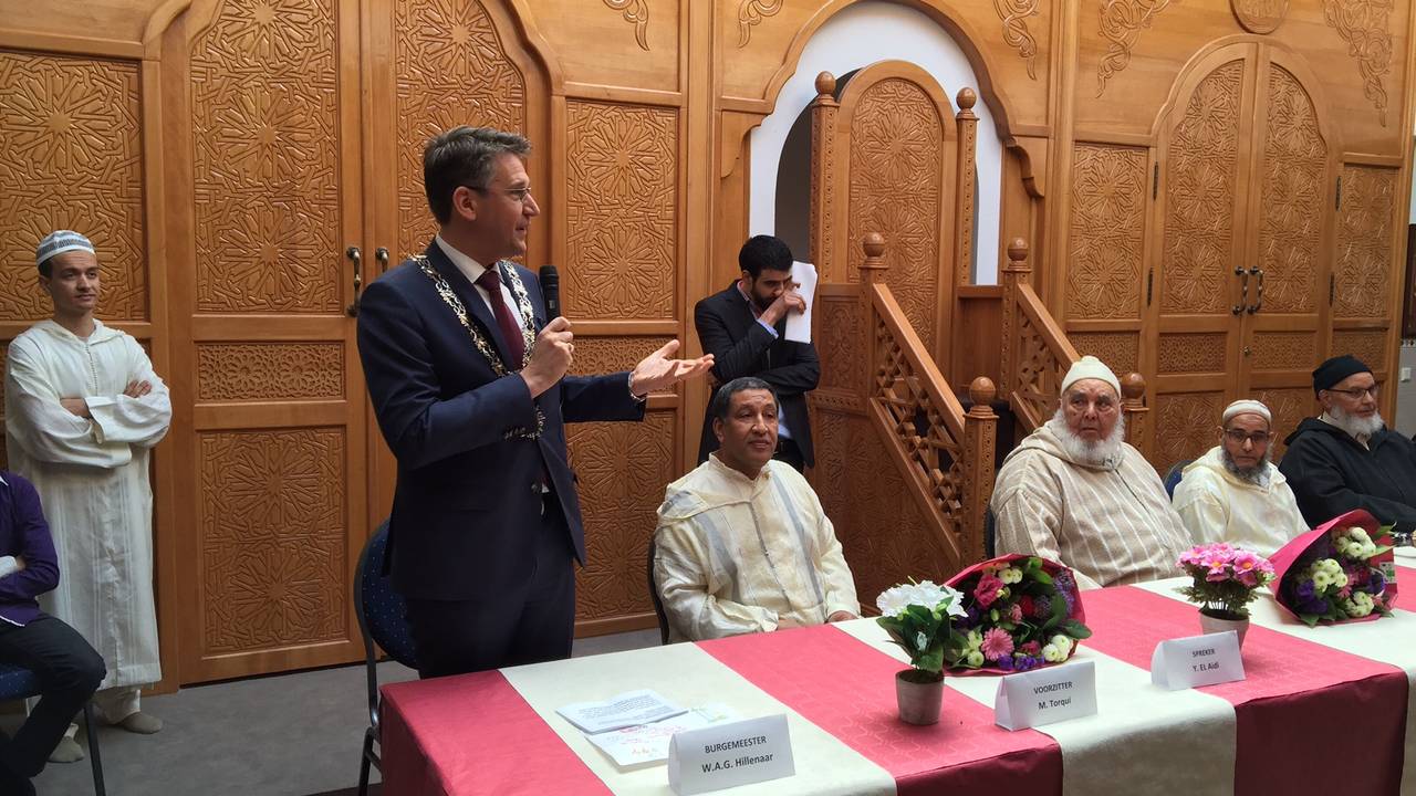 Burgemeester Hillenaar opent de Annour moskee in Cuijk