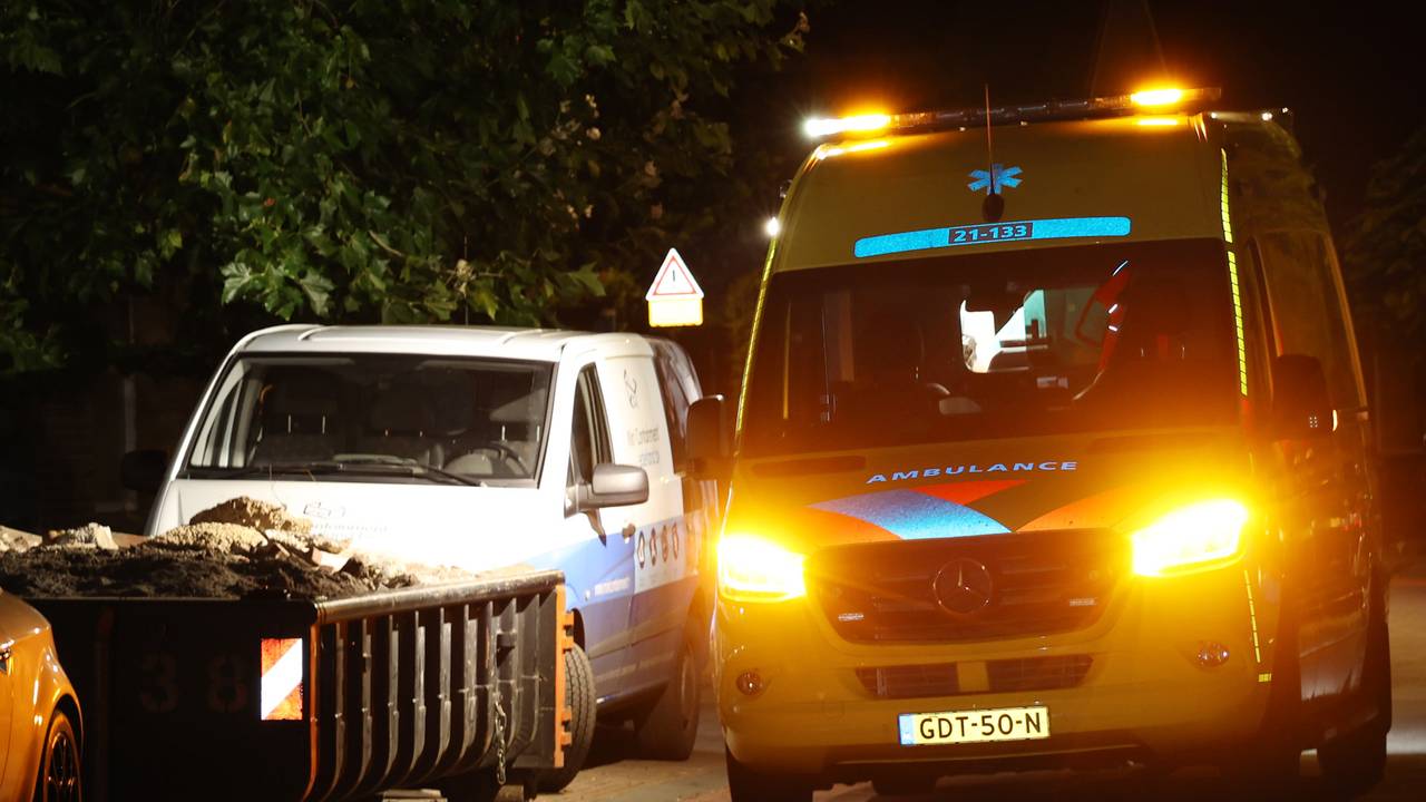 Na de melding werd onder meer een ambulance ingeschakeld (foto: Marco van den Broek/SQ Vision).
