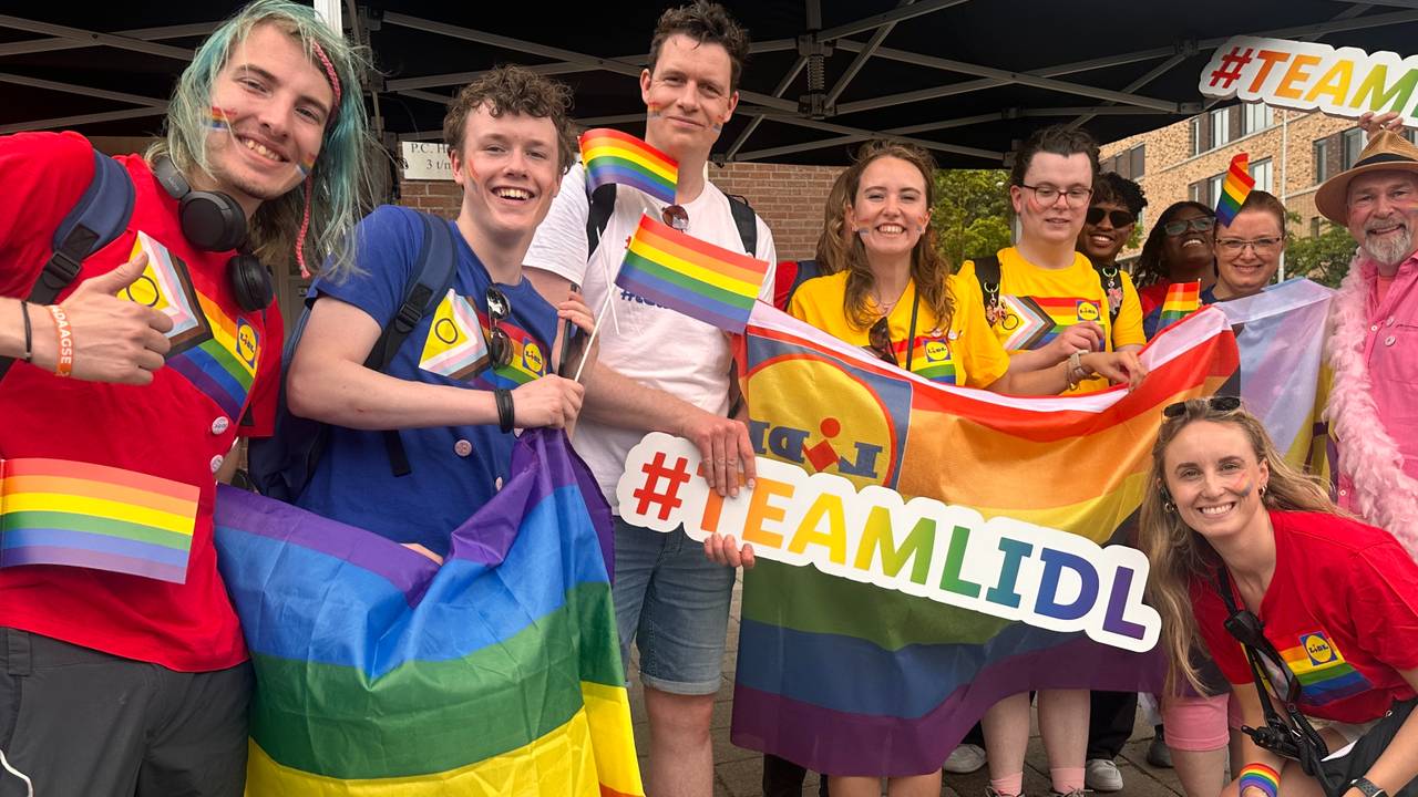 Een van de deelnemende groepen aan de Pride Parade in Eindhoven (foto: Jan Peels)