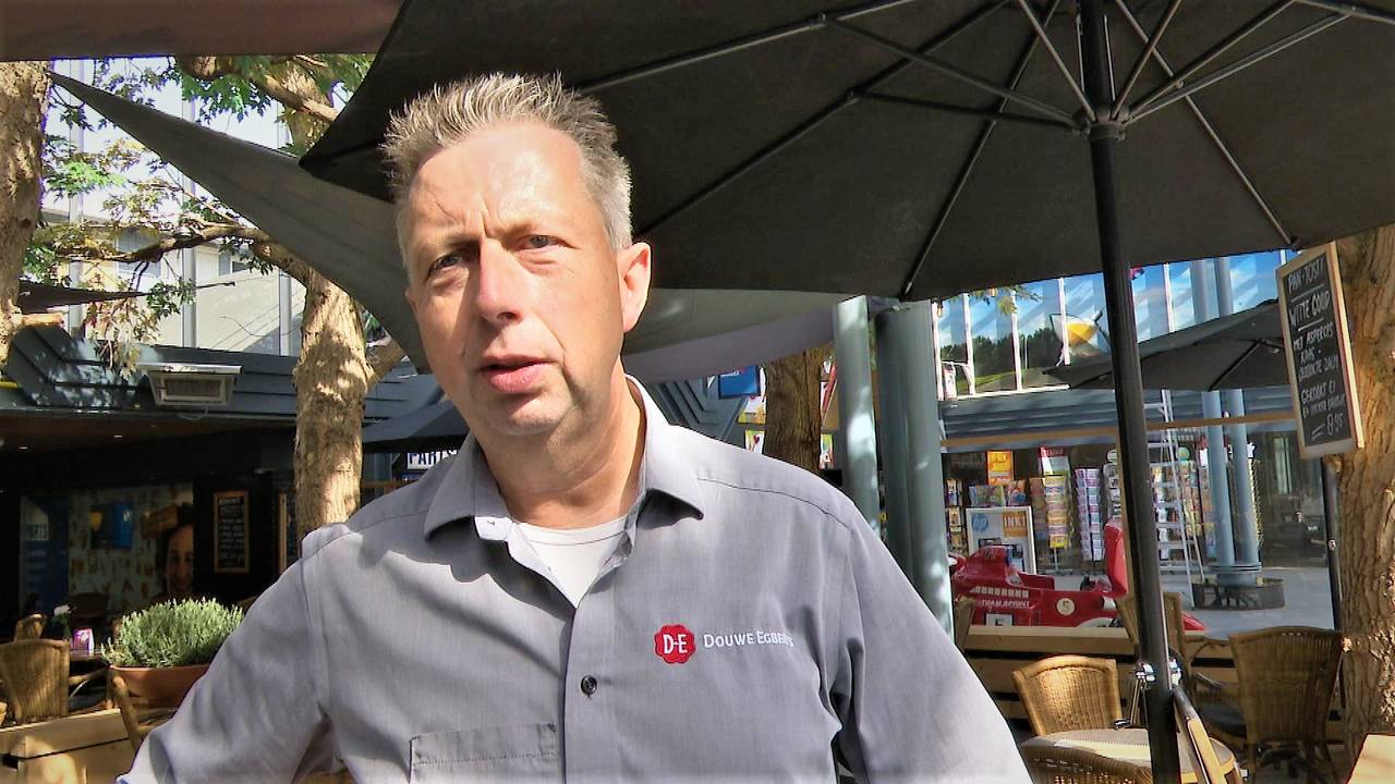 Bert de Haas voor zijn brasserie in winkelcentrum Arendshof in Oosterhout (foto: Raoul Cartens).