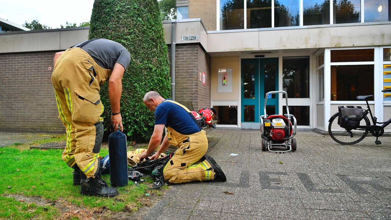 De brandweerlieden wisten wel raad met de pan (foto: Rico Vogels/SQ Vision).