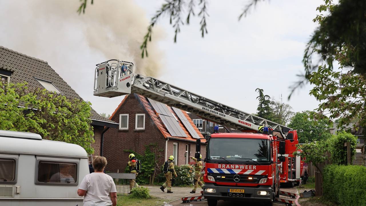 De brandweer bestreed het vuur bij het huis in Uden (foto: Kevin Kanters/SQ Vision).