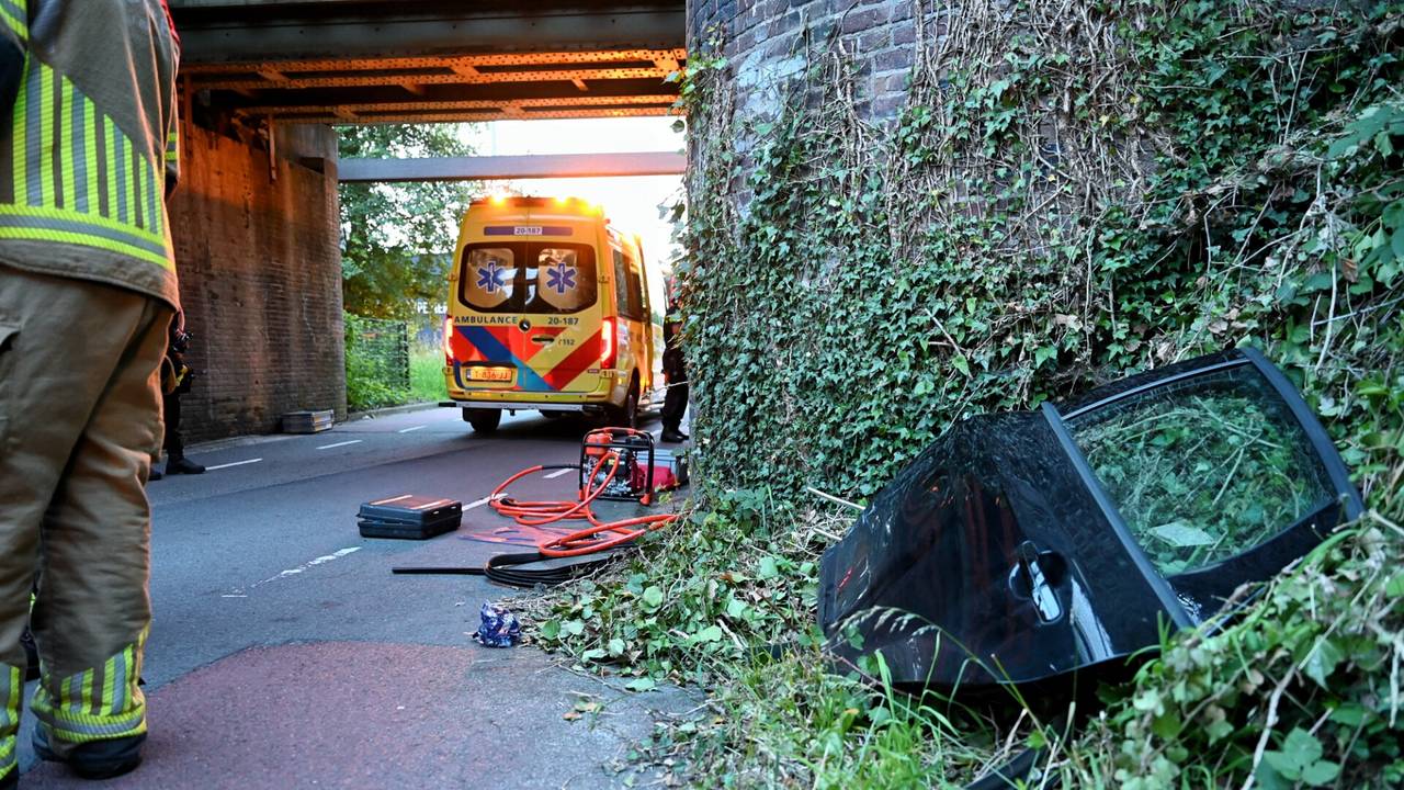 Een van de portieren schoot na de botsing uit de auto (foto: Toby de Kort/SQ Vision).