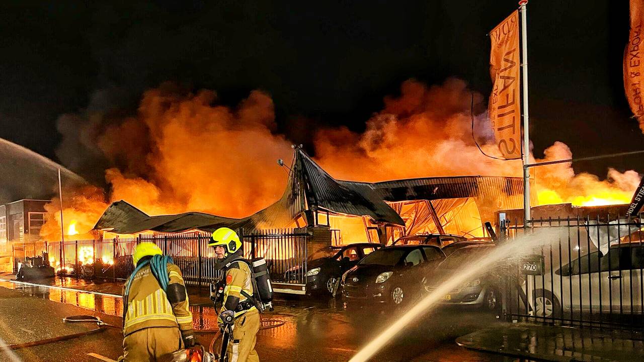 Massive Fire Destroys Car Dealership in Roosendaal – Dozens of Vehicles Lost in Blaze