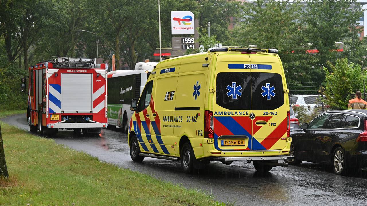 De automobiliste werd na de botsing nagekeken door ambulancepersoneel (foto: Perry Roovers/SQ Vision).