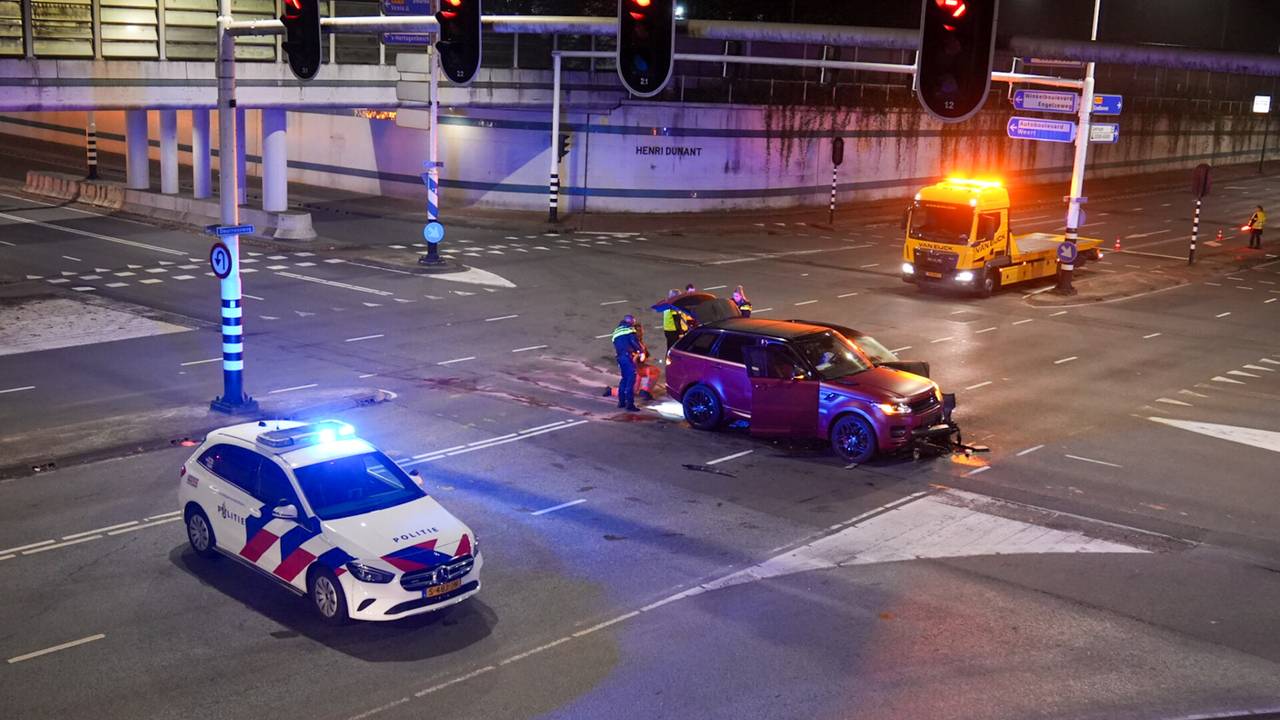 De doorgaanse drukke Deurneseweg moest enige tijd worden afgesloten (foto: Harrie Grijseels/SQ Vision).