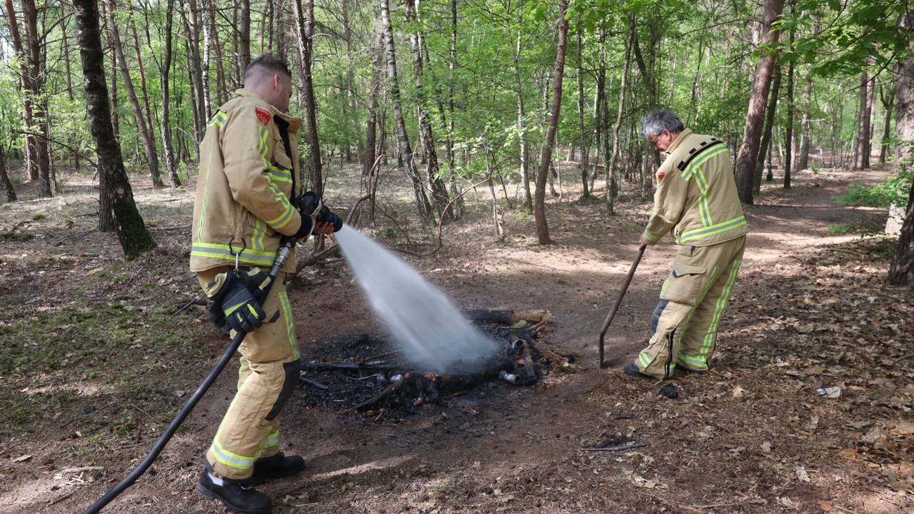 De brandweer bluste het kampvuur in het bos bij Best (foto: Sander van Gils/SQ Vision).