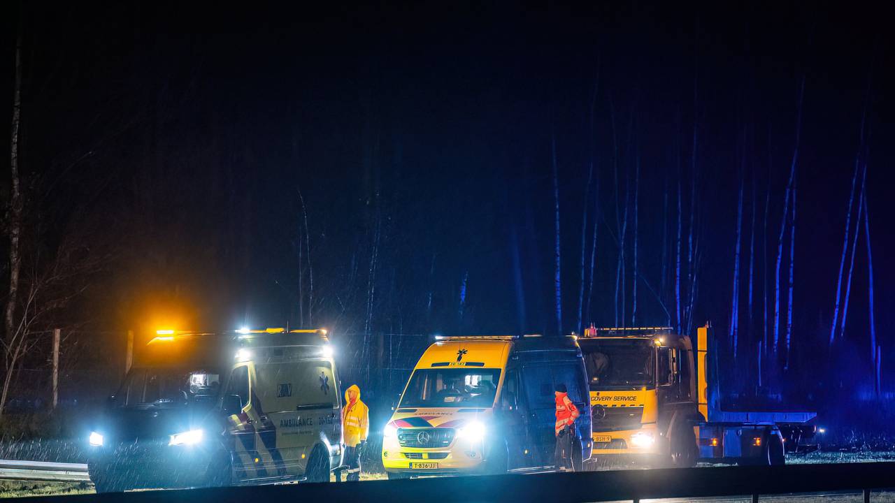 Een bergingsbedrijf heeft de auto opgehaald (foto: Jack Brekelmans/SQ Vision).