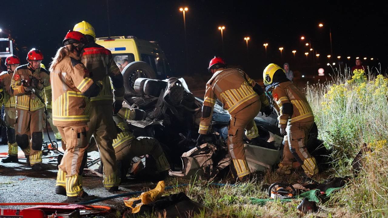 Ravage op A58 na botsing autos, drie mensen gewond uit wrak bevrijd.