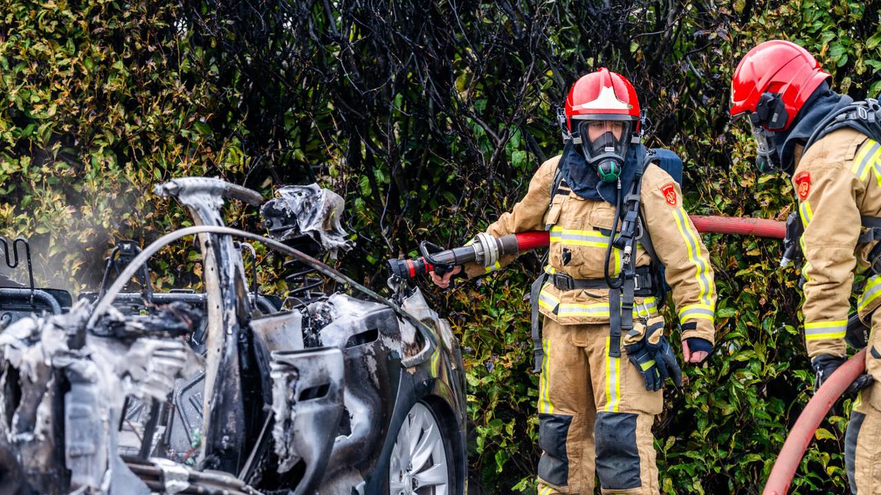 De brandweer bij de uitgebrande auto (foto: Dave Hendriks/SQ Vision).
