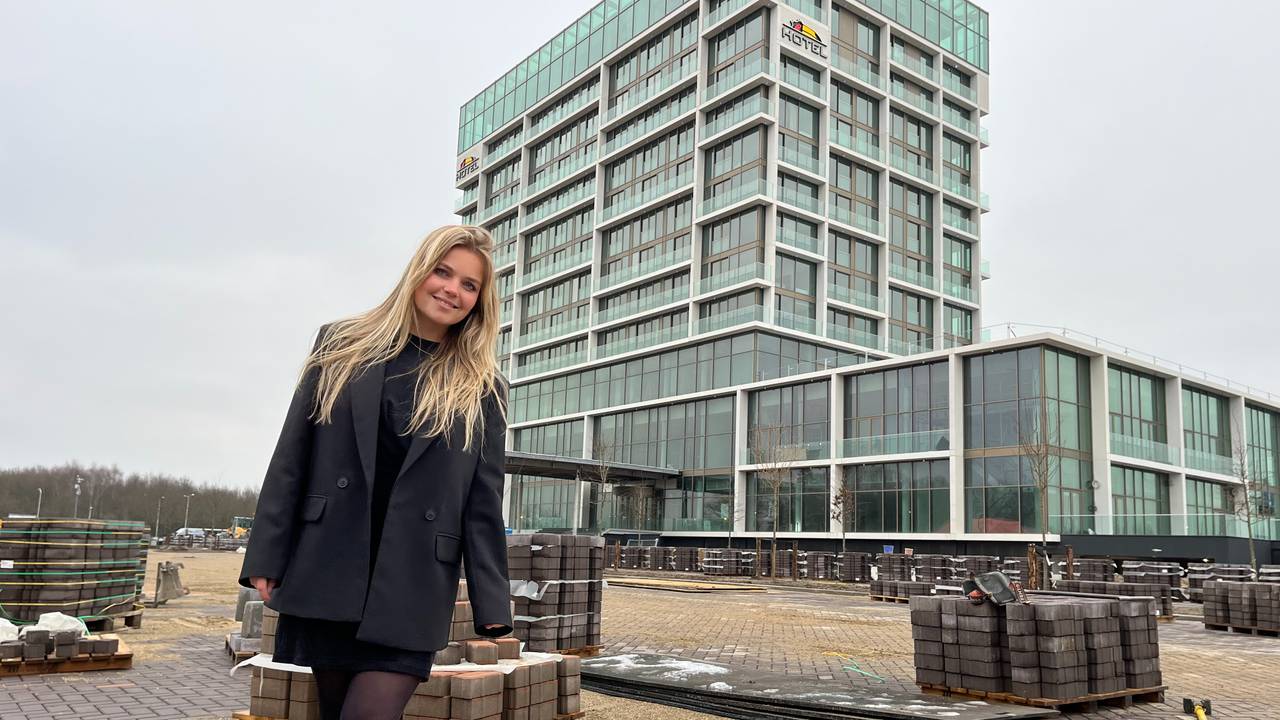 Hotelmanager Daimy van der Valk voor het nieuwe hotel Eindhoven-Best (foto: Rogier van Son).
