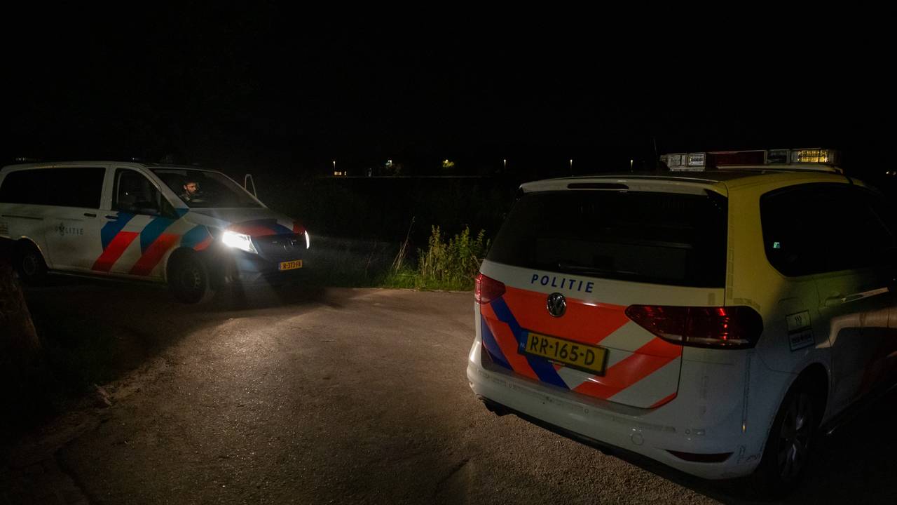 De politie deed met meerdere eenheden onderzoek op camping De Witte Plas in Schijf (foto: Christian Traets/SQ Vision).