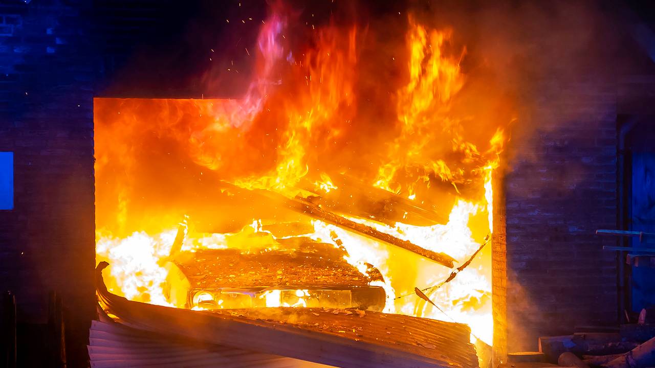 uitslaande brand verwoest garage • drie gewonden bij botsing.