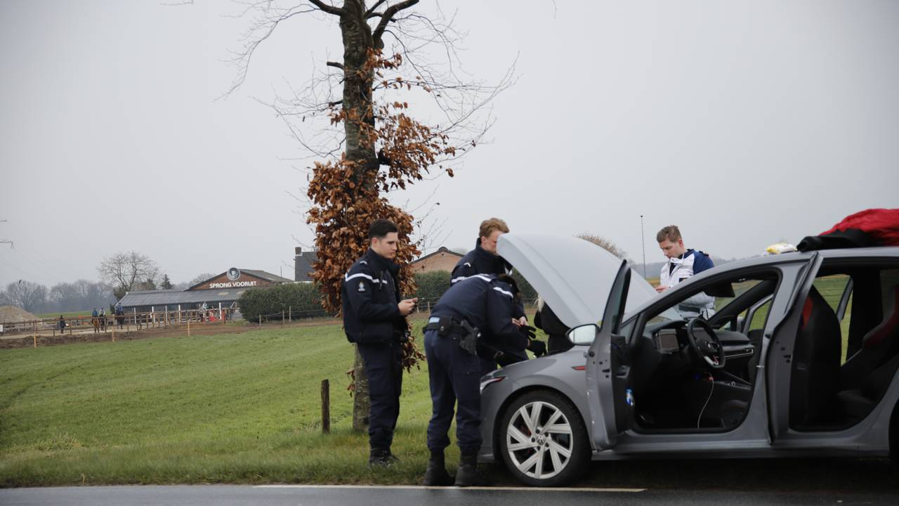 De wagen werd binnenstebuiten gekeerd (foto: SK-Media/SQ Vision Mediaprodukties).