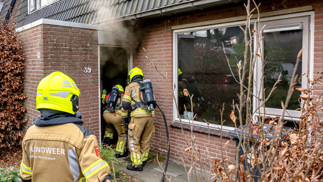 De brandweer was snel aanwezig om de brand in Oosterhout te blussen (foto: Marcel van Dorst/SQ Vision).