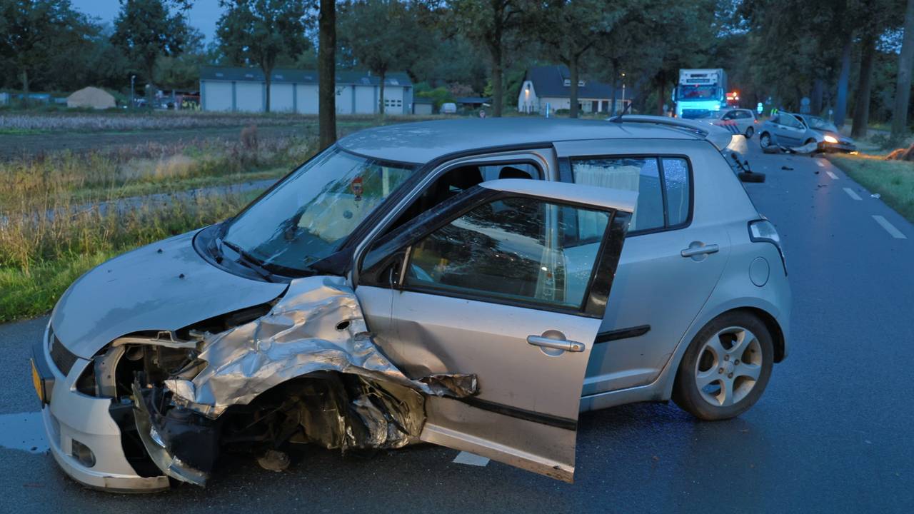 De inzittenden van de auto's raakten bij het ongeluk in Haps niet gewond (foto: SK-Media).
