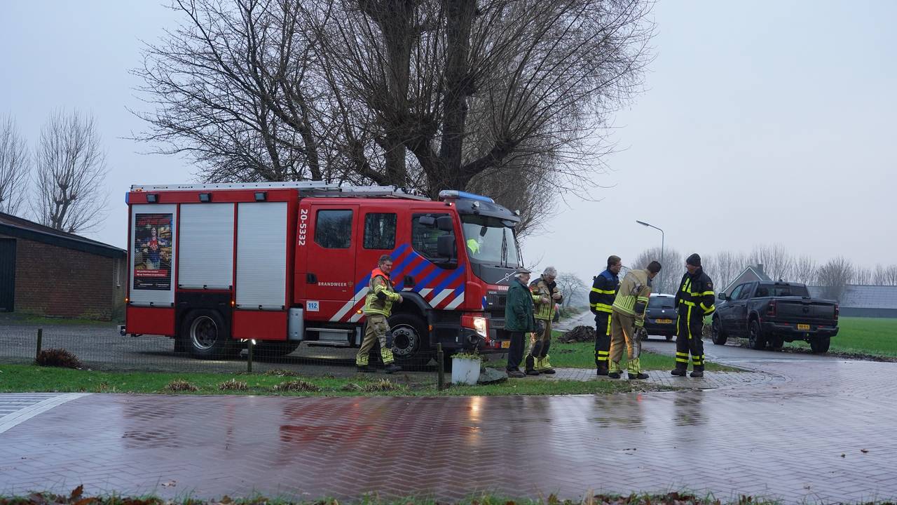De brandweer bezig in Dorst (foto: Jeroen Stuve/SQ Vision Mediaprodukties).