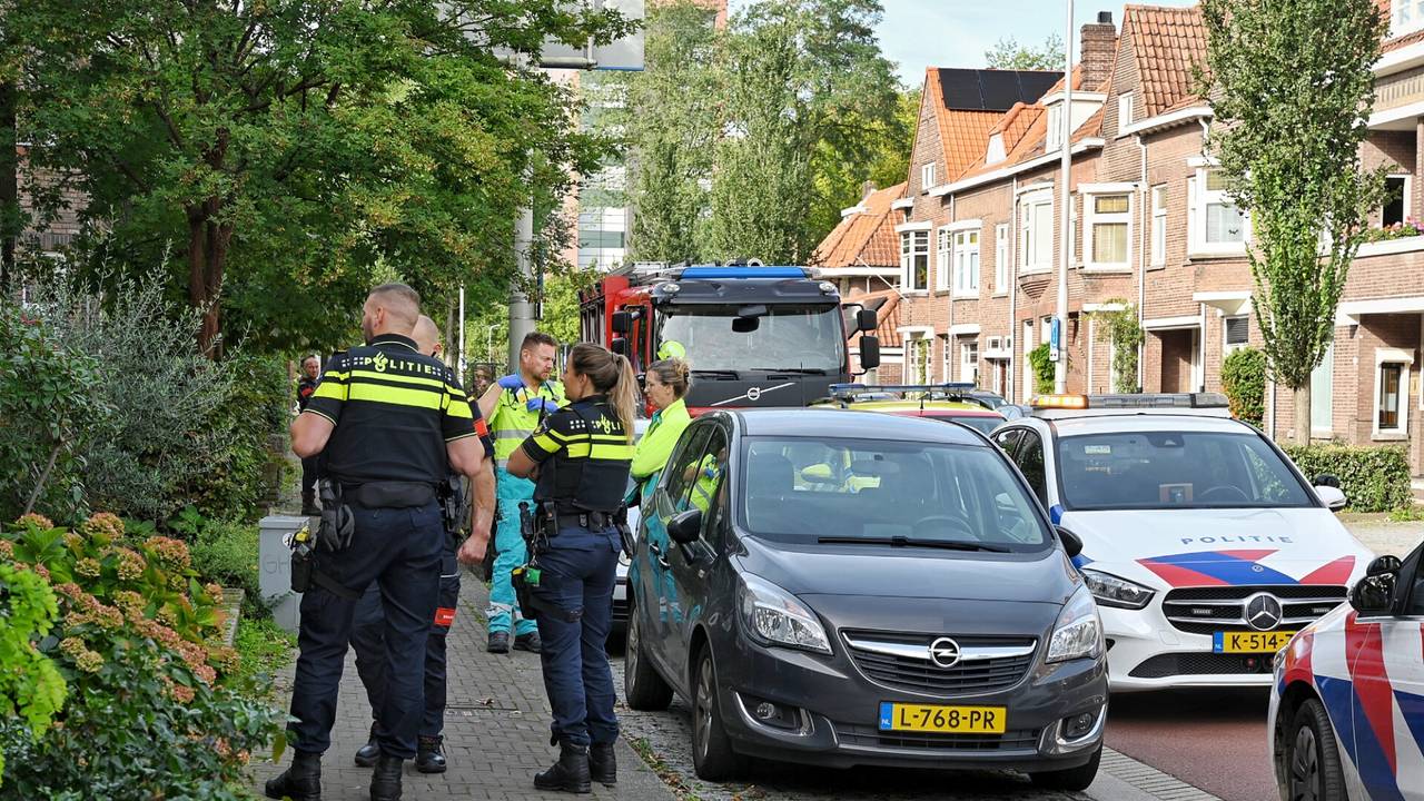 Meerdere hulpverleners bij het huis van Yvon K. in Tilburg (foto: Toby de Kort/SQ Vision).