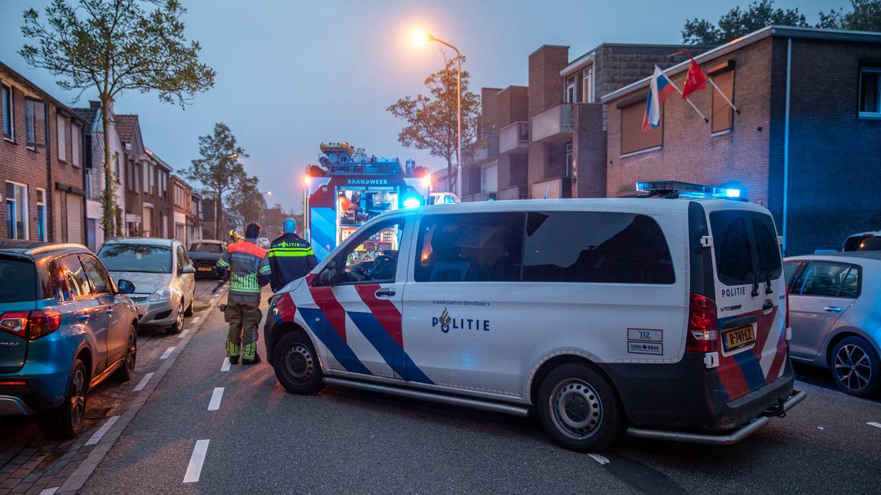 Diverse hulpdiensten werden opgeroepen vanwege de autobrand aan de Kalsdonksestraat in Roosendaal (foto: Christian Traets/SQ Vision).
