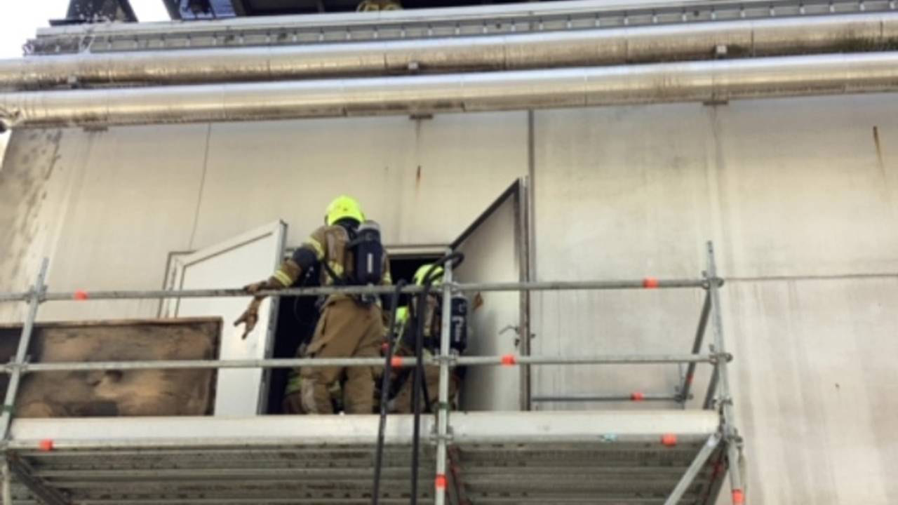 Het vuur woedde in een compressor ruimte bij het dak (foto: Veiligheidsregio Midden- en West-Brabant).