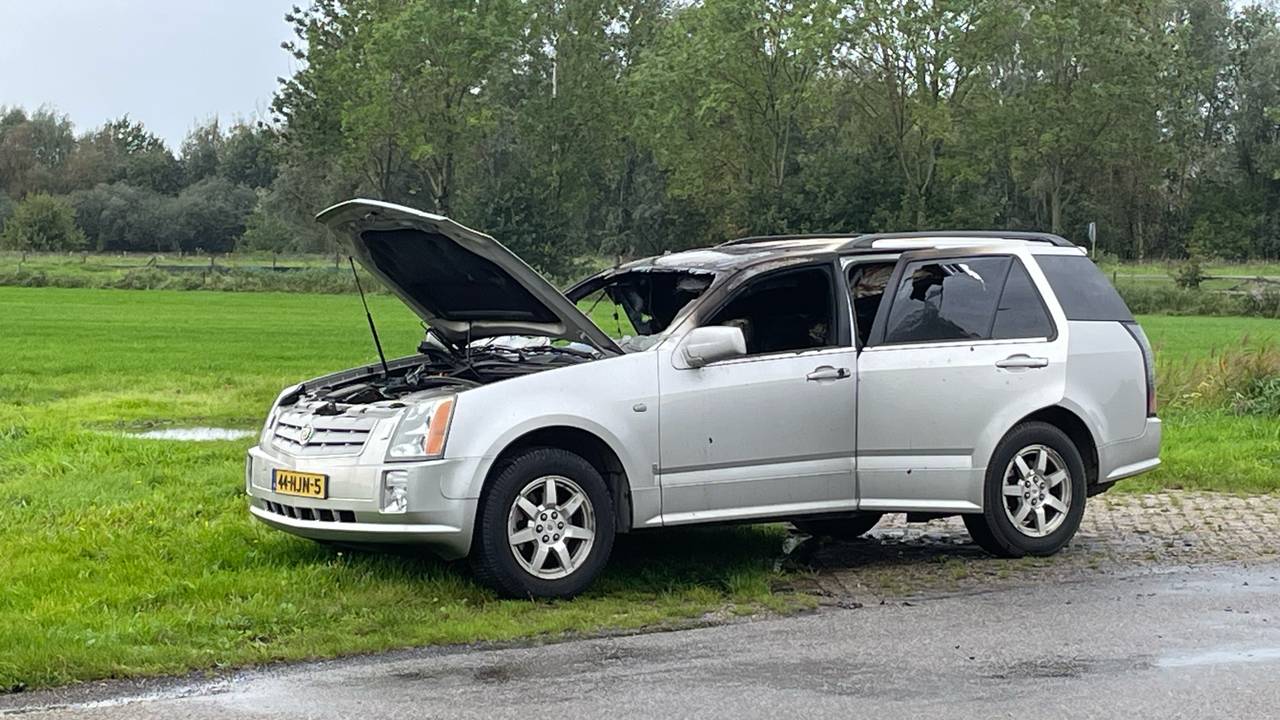 De auto vatte vlam onder het rijden in Overlangel (foto: Marco van den Broek/SQ Vision).