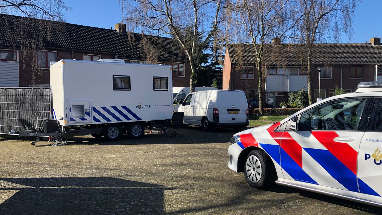 Politie bij het huis in Etten-Leur (foto: Raymond Merkx).