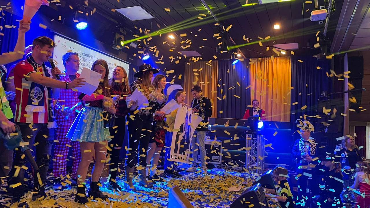 Vrienden en familie zingen Piano Man van Billy Joel voor de prins (Foto: Megan Hanegraaf)