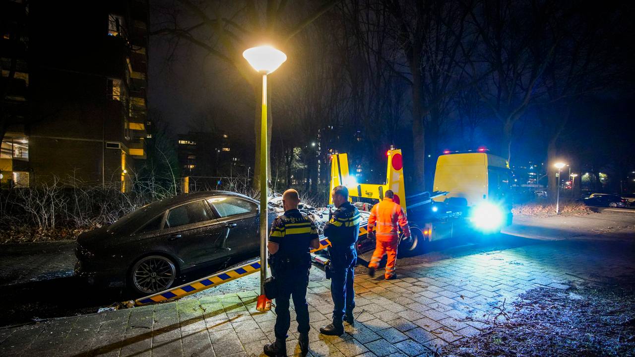 De uitgebrande auto in de Kruisakker wordt afgevoerd (foto: SQ Vision).