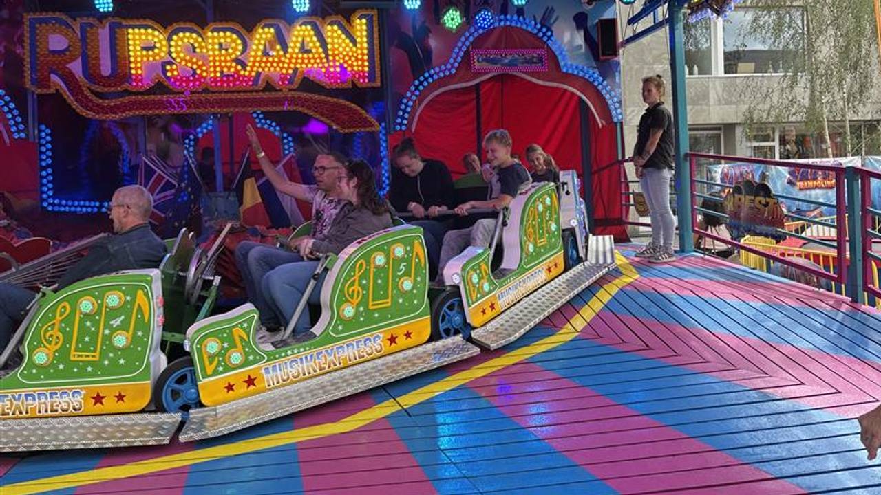 De handjes gaan omhoog in de attracties (foto: Omroep Brabant).