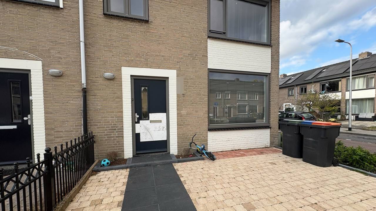De deur van het huis is afgedekt met een dekplaat (foto: Raymond Merkx).