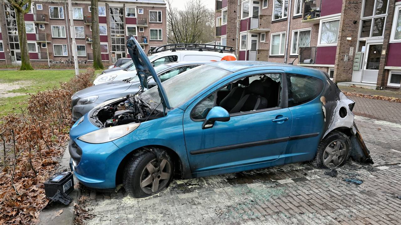 De politie onderzoekt hoe de autobrand in de Edisonlaan in Tilburg kon ontstaan (foto: Toby de Kort/SQ Vision).