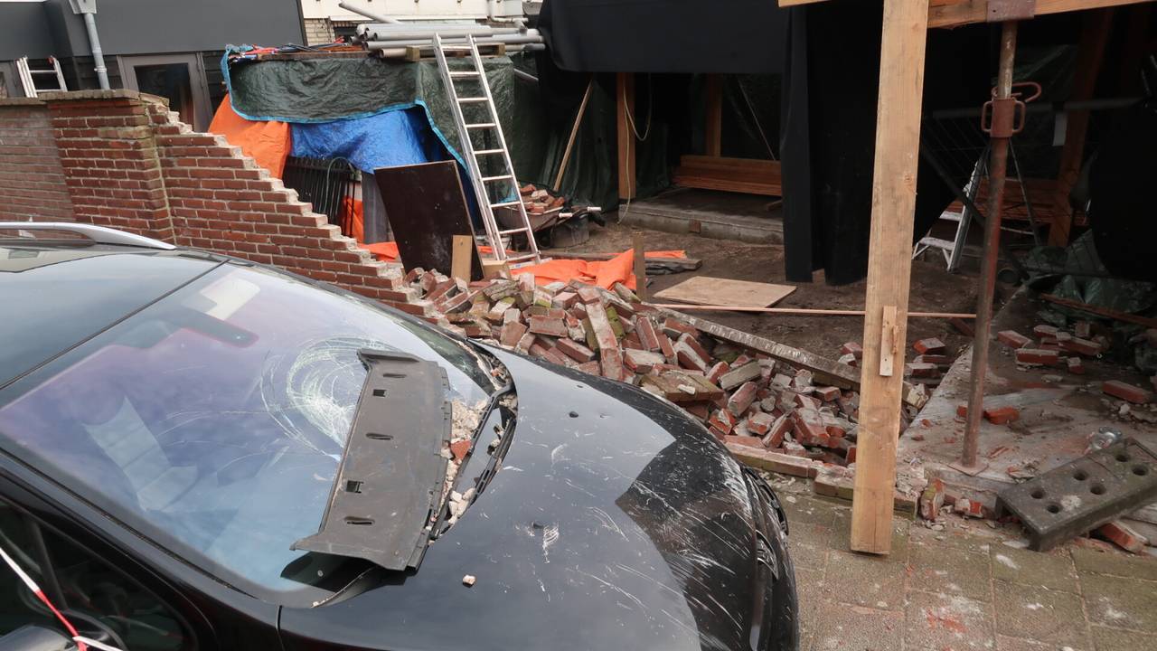 De schade aan de auto en het pand in beeld (foto: Perry Roovers/SQ Vision).