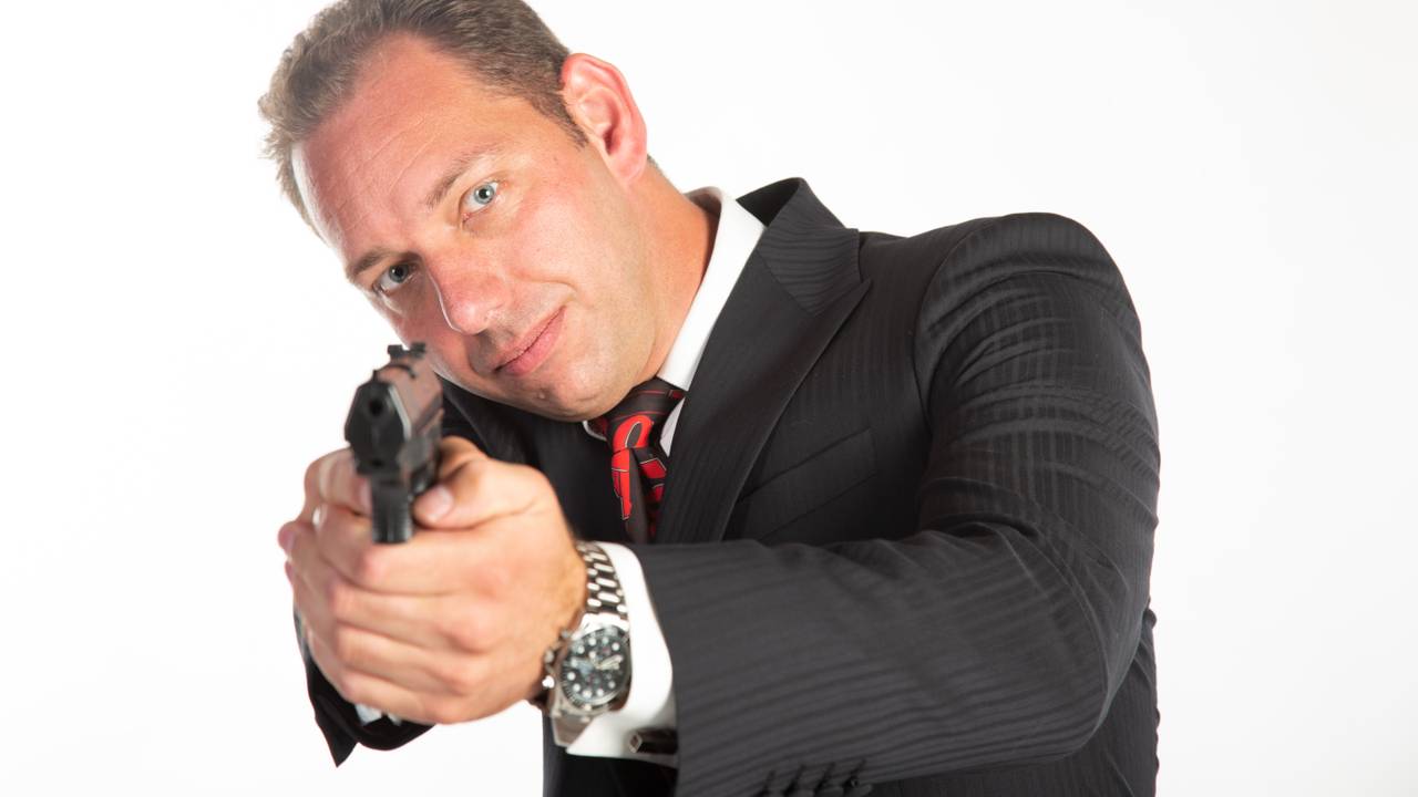 James Bond-fan Johan Antens baalt als een stekker dat de première is uitgesteld.