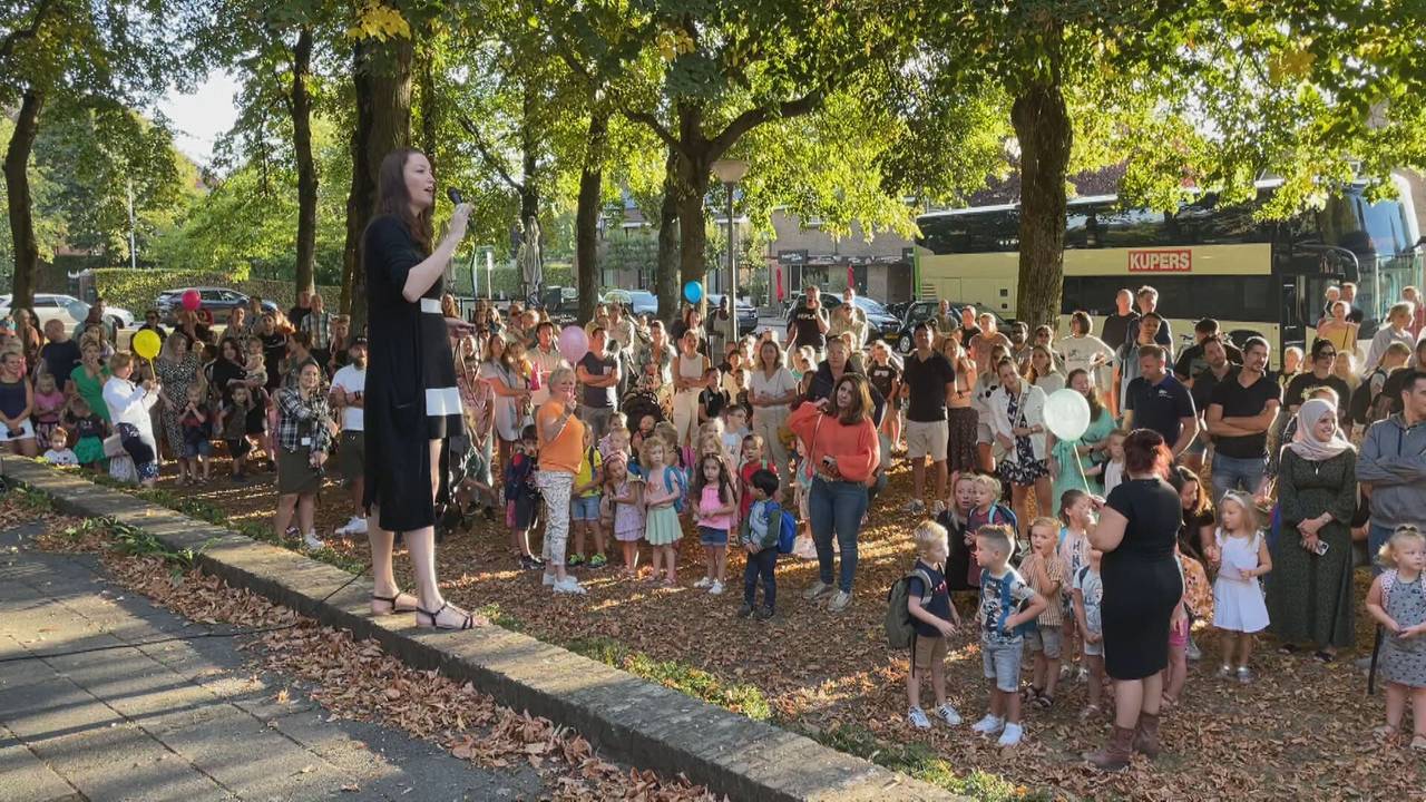 De kinderen worden welkom geheten door schooldirecteur Kim Keesmekers.