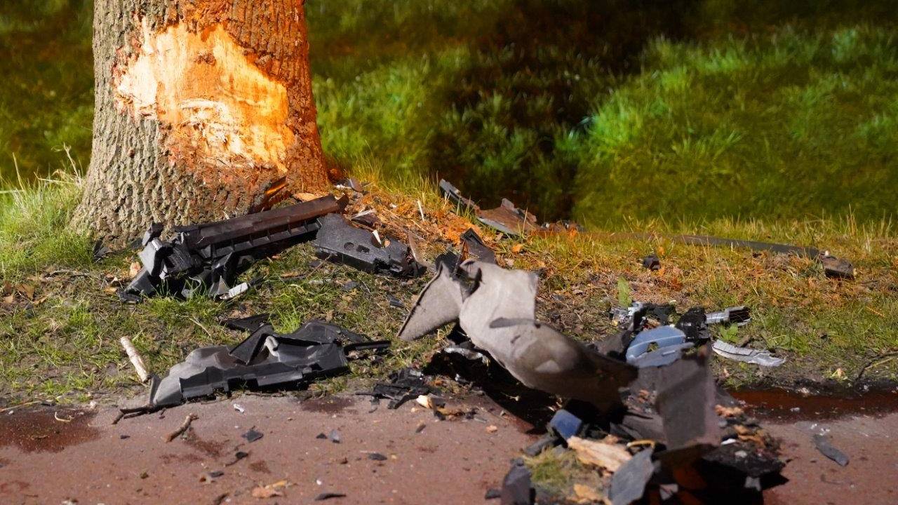 De automobiliste raakte ondanks de klap van haar auto tegen de boom naast de Haarenseweg bij Esch niet gewond (foto: Bart Meesters).