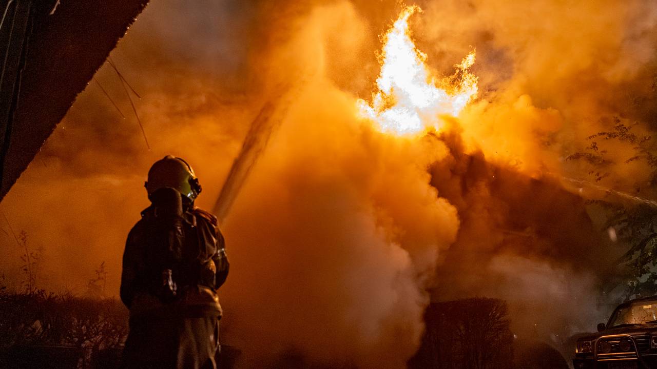 De brandweer had veel werk aan het bestrijden van de brand aan de Muilkerk in Dussen (foto: Jurgen Versteeg/SQ Vision).
