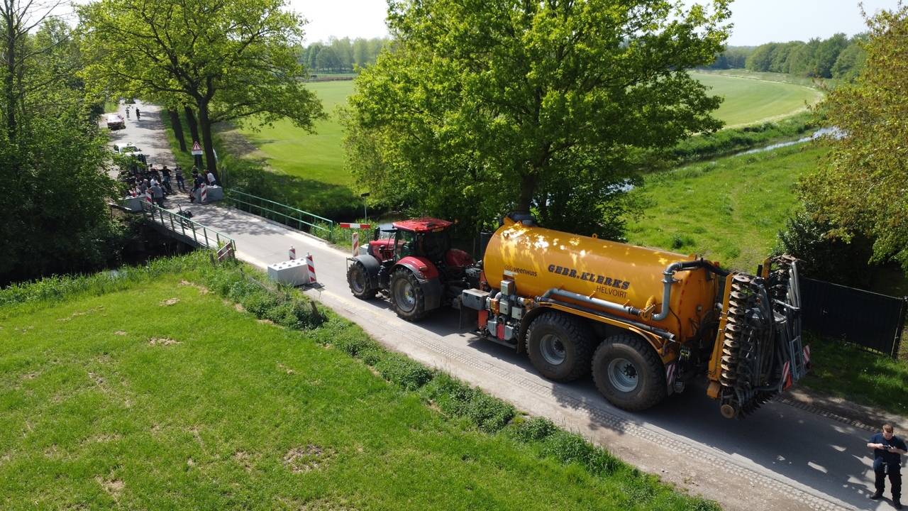 De loonwerkers blokkeren de hele weg (foto: Meesters Multi Media).