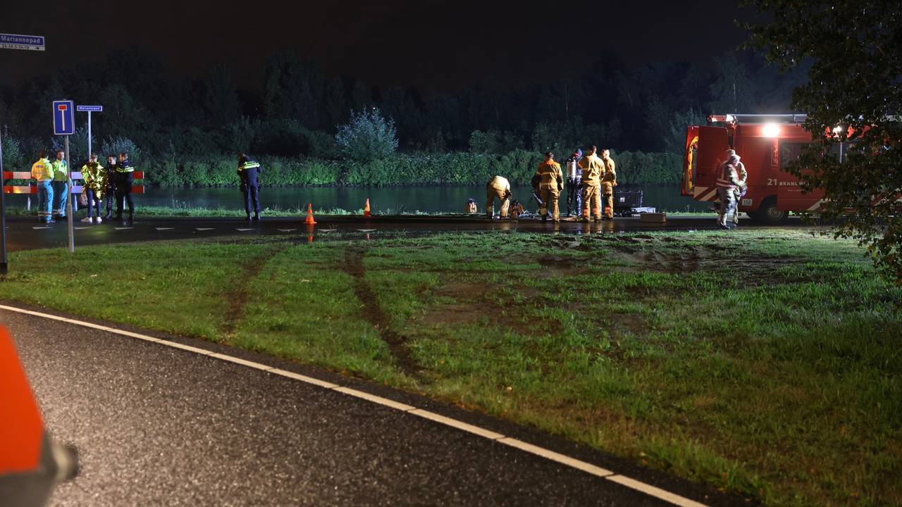 De bestuurder van de auto reed door nog onbekende oorzaak rechtdoor in een bocht (foto: Sander van Gils/SQ Vision).