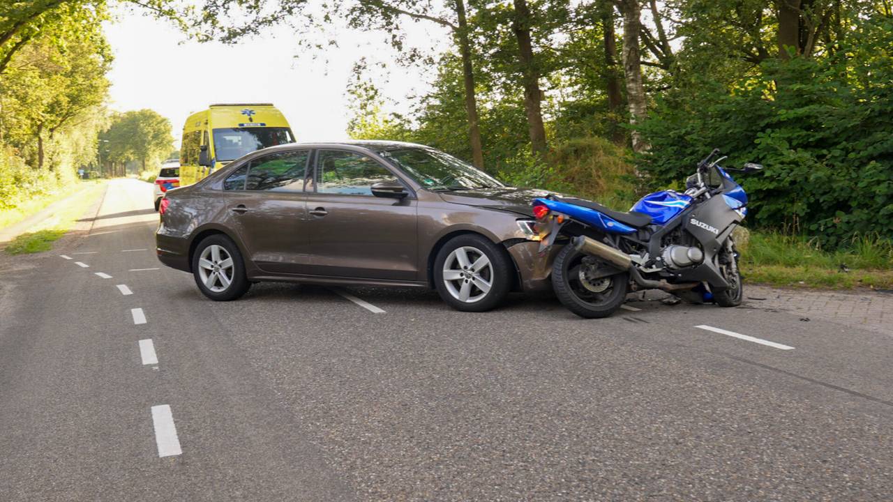 De auto en de motorrijder kwamen tegen elkaar tot stilstand (foto: SQ Vision).