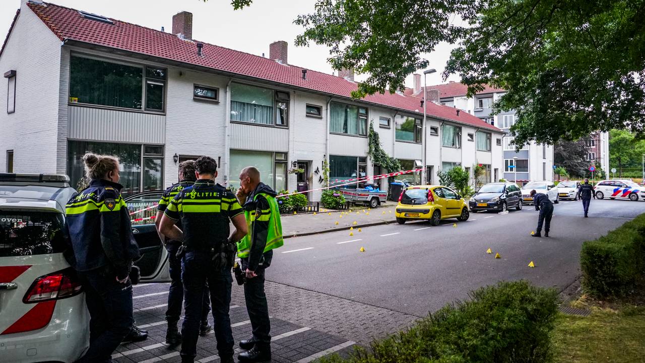 De politie doet uitgebreid onderzoek aan de Jan van Eyckgracht in Eindhoven (foto: SQ Vision).
