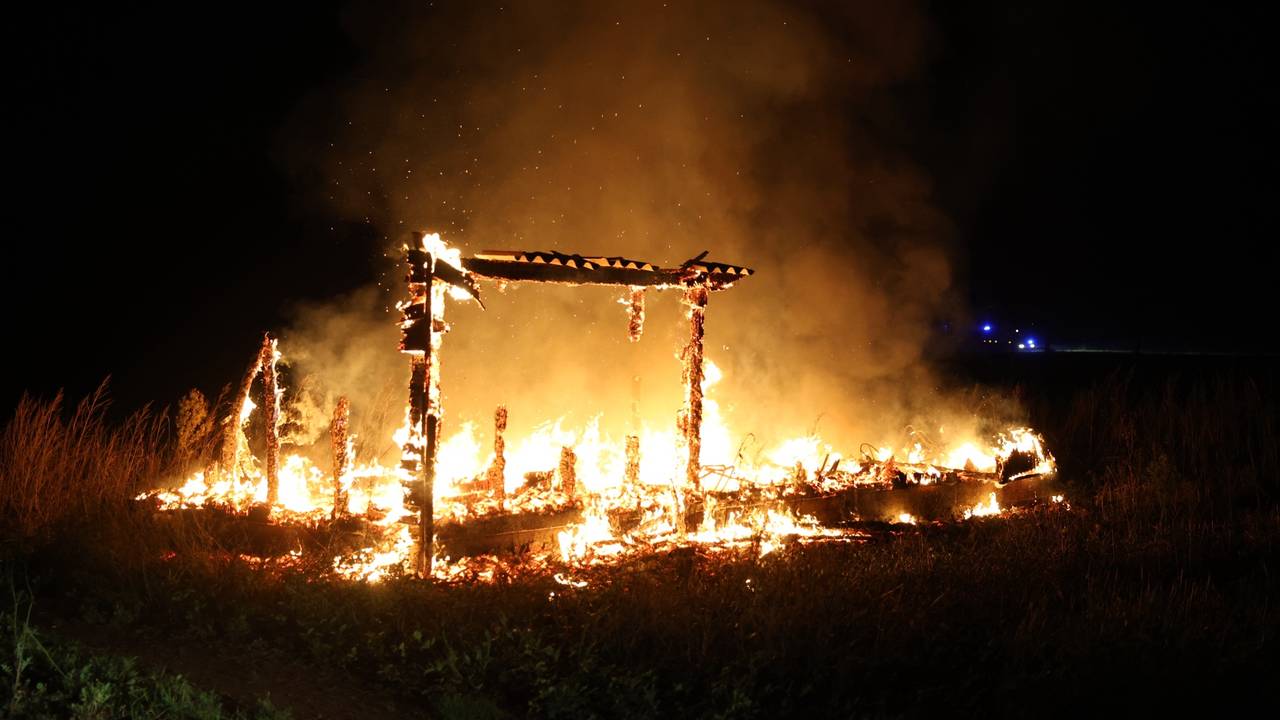 De vrijstaande schuur aan de Loxvenseweg in Boxtel ging volledig in vlammen op (foto: Sander van Gils/SQ Vision).