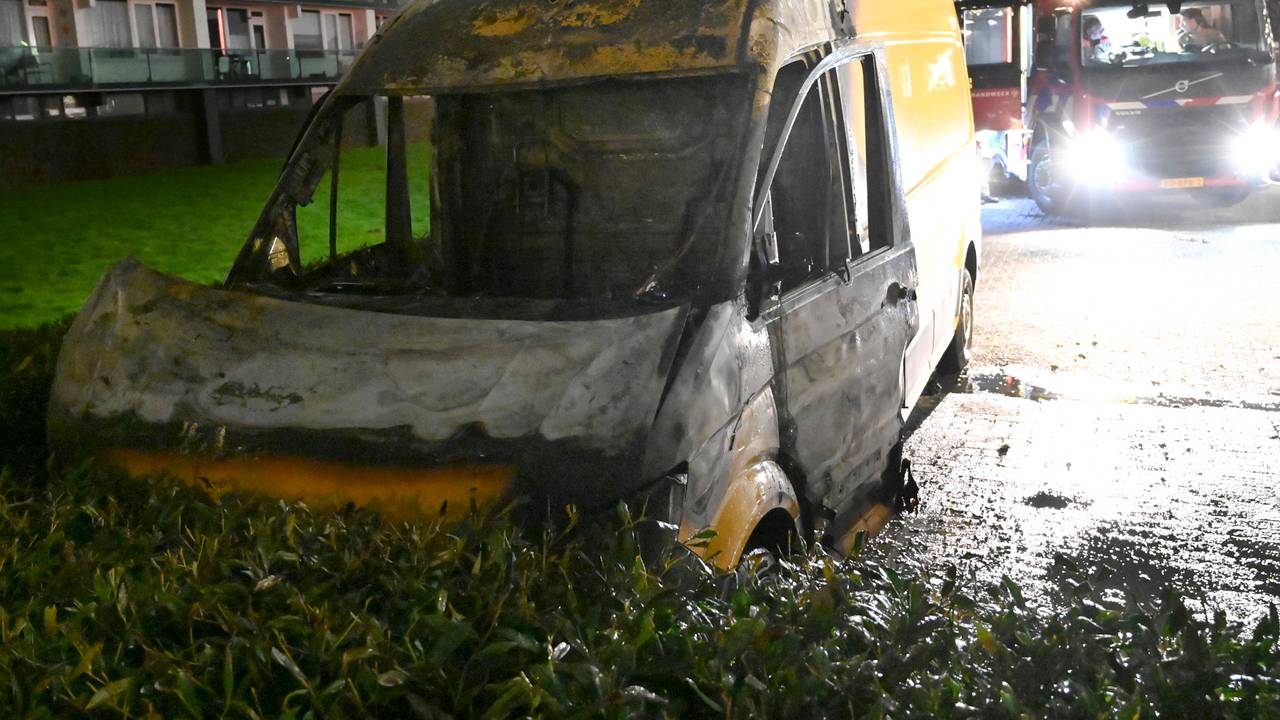 Van de bestelbus aan de Brusselstraat in Breda bleef weinig over (foto: Perry Roovers/SQ Vision).