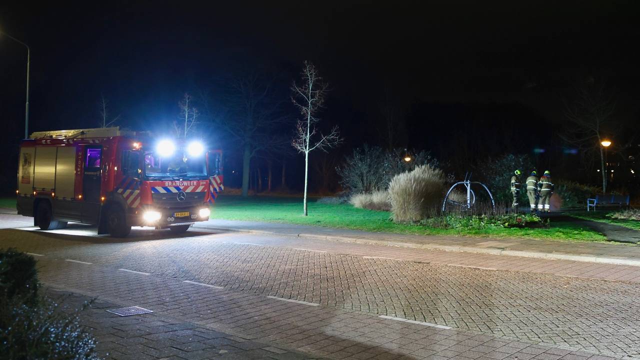 De vuurwerkrestanten waren al zodanig opgebrand dat de brandweer niet in actie hoefde te komen (foto: Sander van Gils/SQ Vision).